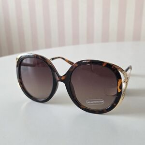NWT Tortoise Shell Round Oversized Sunglasses with Gold Accents UV400